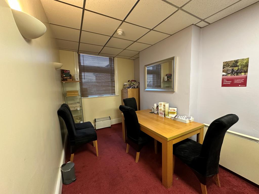 Lot: 19 - THREE STOREY COMMERCIAL UNIT FOR INVESTMENT - Office on ground Floor